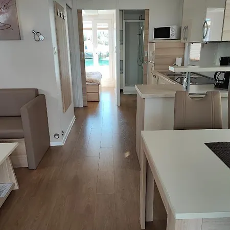 Сasa de vacaciones Sea Lux Floating House Ajda