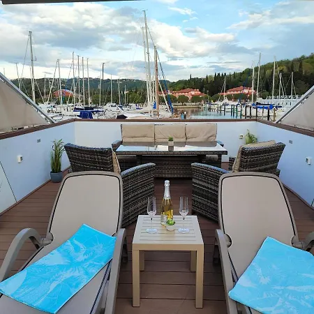 Ferienhaus Sea Lux Floating House Ajda