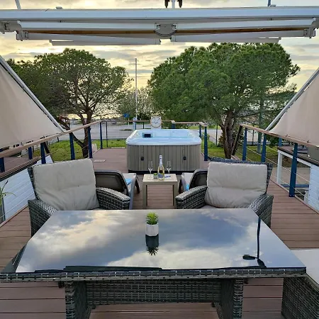 Sea Lux Floating House Ajda Vikendica